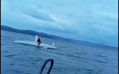 Мужчина дрейфовал по Красноярскому водохранилищу на перевернувшемся катамаране