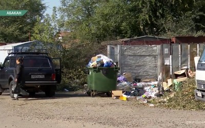 Мусоровоз начал забирать отходы на Мичурина, 46