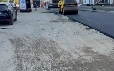 Обустройство парковки завершают у дома по Дружбы Народов, 41