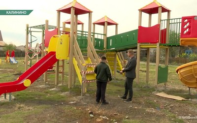 Новые горки и качели появились, но играть на детской площадке в Калинино пока нельзя