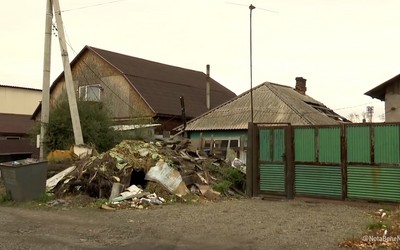 Черногорцы ничего не могут поделать с соседом, устроившим свалку у своего дома