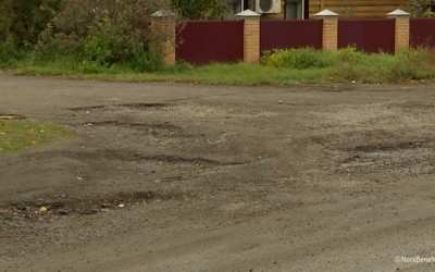 Дорога на улице Розы Люксембург в Абакане всё ещё в ямах