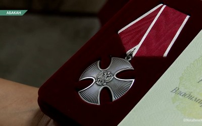 Награды за своих героев получили семьи бойцов СВО в мэрии Абакана