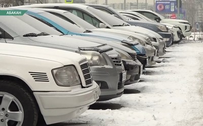 В Абакане на общественной парковке автобизнесмены торгуют машинами