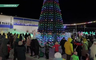 Разгоняли съеденные за новогодним столом салаты саяногорцы на рождественской дискотеке