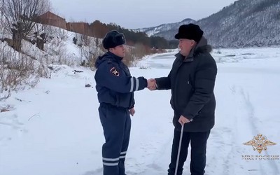 Пенсионера, провалившегося под лед в Абазе, спас полицейский