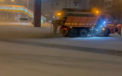 Из-за снега Спецавтобаза ЖКХ в Абакане на подсыпке дорог с 4 утра 