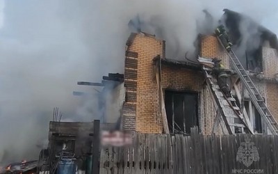 Крупный пожар в Чапаево: сгорели дом, гараж, баня и машина. Взорвались и газовые баллоны