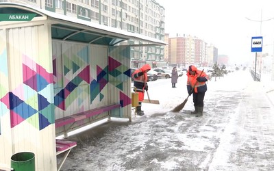 Потепление принесло с собой снег и вывело столичных коммунальщиков на улицы
