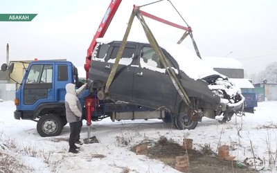 Город вывез ржавую машину, что с лета стояла брошенной недалеко от Коммунального моста 