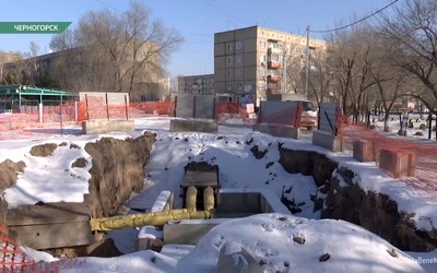 В Черногорске на Советской, 79 тепловики с прошлого года не засыпают ямы