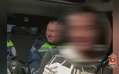 «В прошлый раз прокатило. В этот - не прокатит»: очень пьяного водителя задержали в Абакане