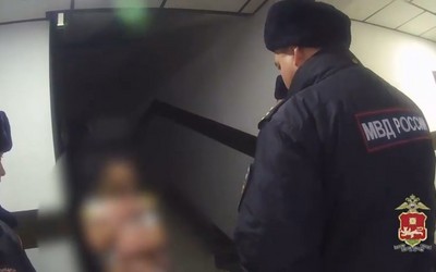 Кричала и металась с младенцем по подъезду: абаканку хотят лишить родительских прав