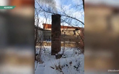 В Абакане нашлась кирпичная труба, торчащая из-под земли. Из неё идёт дым