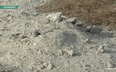 В Калинино пенсионер выкидывает золу прямо за ограду