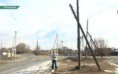 В Тепличном сельчан беспокоит покосившийся столб