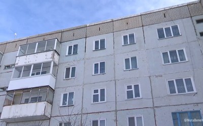 Управляющая компания утеплила швы пятиэтажки в Сорске