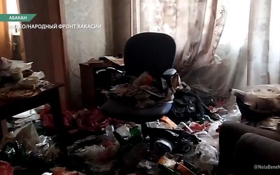 Превратил квартиру в свалку: Жители абаканской пятиэтажки не знают, что делать с соседом