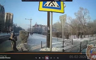 Водитель в центре Абакана снес знак, ограждение и едва не сбил девушку