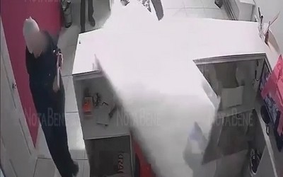 Мужчина ударил матрасом сотрудницу пункта выдачи в Абакане