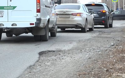 Водители Абакана жалуются на ямы по Чертыгашева