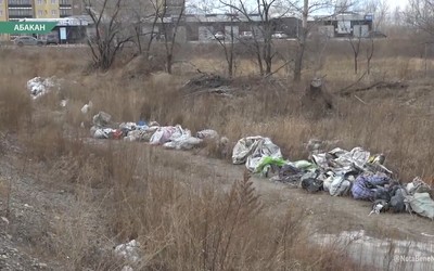 Свалку на Авиаторов в Абакане спустя месяц так и не убрали