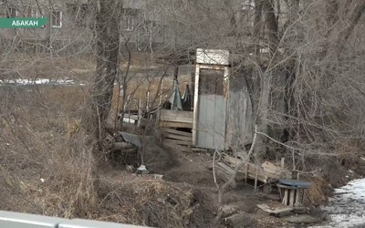 Жители Полярки жалуются на старые вагончики около дрены