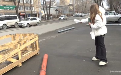 На Чертыгашева, 89 парковка перекрыта водосточными трубами