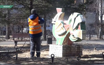 Парковое хозяйство Абакана продолжает мойку скамеек и памятников