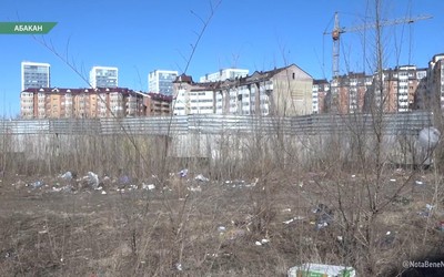 Свалка разрослась на пустыре за 31-й школой в Абакане