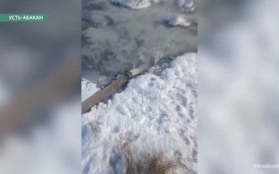 В Усть-Абакане уже две недели топит нечистотами поле рядом с частным сектором
