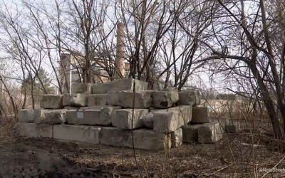 Хозяина, что бросил бетонные блоки на Нижней Согре, ищет мэрия