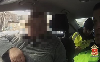 54-летняя бесправница из Черногорска ездила с поддельными номерами