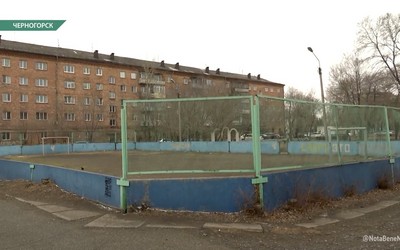 Мусор из хоккейной коробки в Черногорске коммунальщики убрали