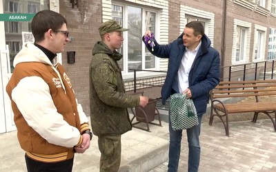 Первые в этом году ключи от квартир сиротам вручил мэр Абакана