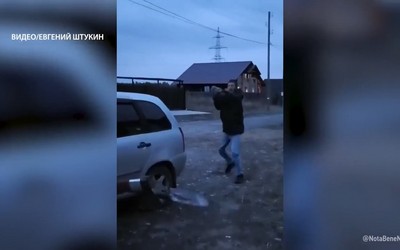 На мужчину, накинувшегося с топором на соседа в Топольках, завели уголовное дело