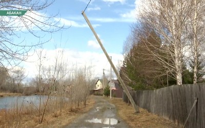 В СНТ «Ивушка» электроопора может рухнуть в реку