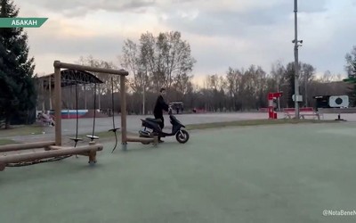 Мопедисты и питбайкеры катались в Комсомольском парке