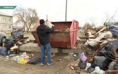 В Кайбалах переполняется общий мусорный бак 