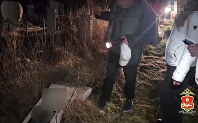 «Психовал и плакал»: мужчину, устроившего погром на старом кладбище Черногорска, задержал