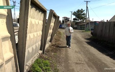 Наклонившийся бетонный забор на улице 8 Марта в Абакане так никто и не отремонтировал