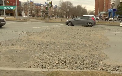 Автомобилисты в Абакане ездят по горке из гравия у Преображенского храма