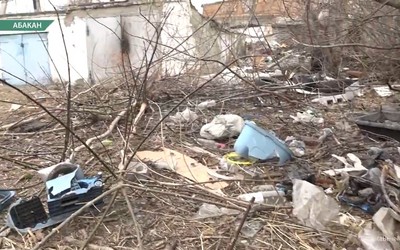 Во дворах общежитий в центре Абакана много лет копится куча мусора