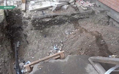 Провалиться в яму у подъезда боятся жители дома на Некрасова, 45