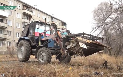 Старые ларьки на берегу дрены в микрорайоне Полярный снесены
