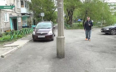 Странный столб во дворе на Хакасской, 143 провоцирует аварии