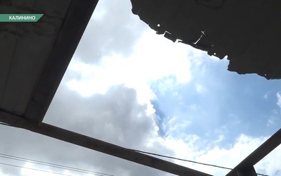 В Калинино жители просят отремонтировать остановку на пересечении Белых Облаков - Жукова