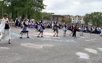 В школах проходят последние звонки
