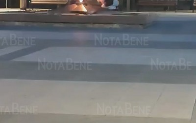 Странный «перфоманс» на Вечном огне в Абакане устроила девушка