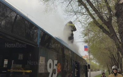 «Загорелось и всё!»: крышу троллейбуса тушили в Абакане 